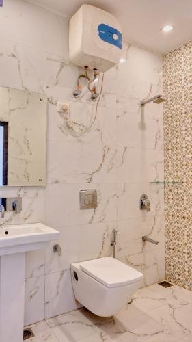 four_bed_family_room_hill-view_6